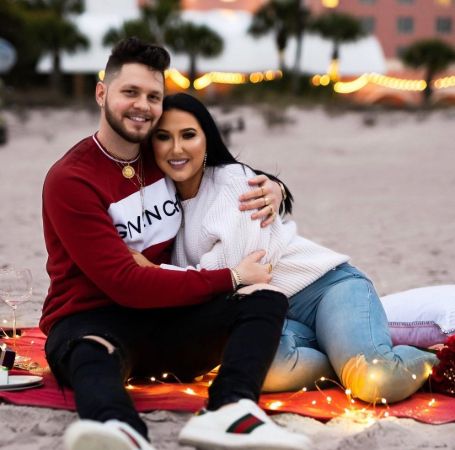 Jaclyn Hill is in relationship with Jordan Farnum.